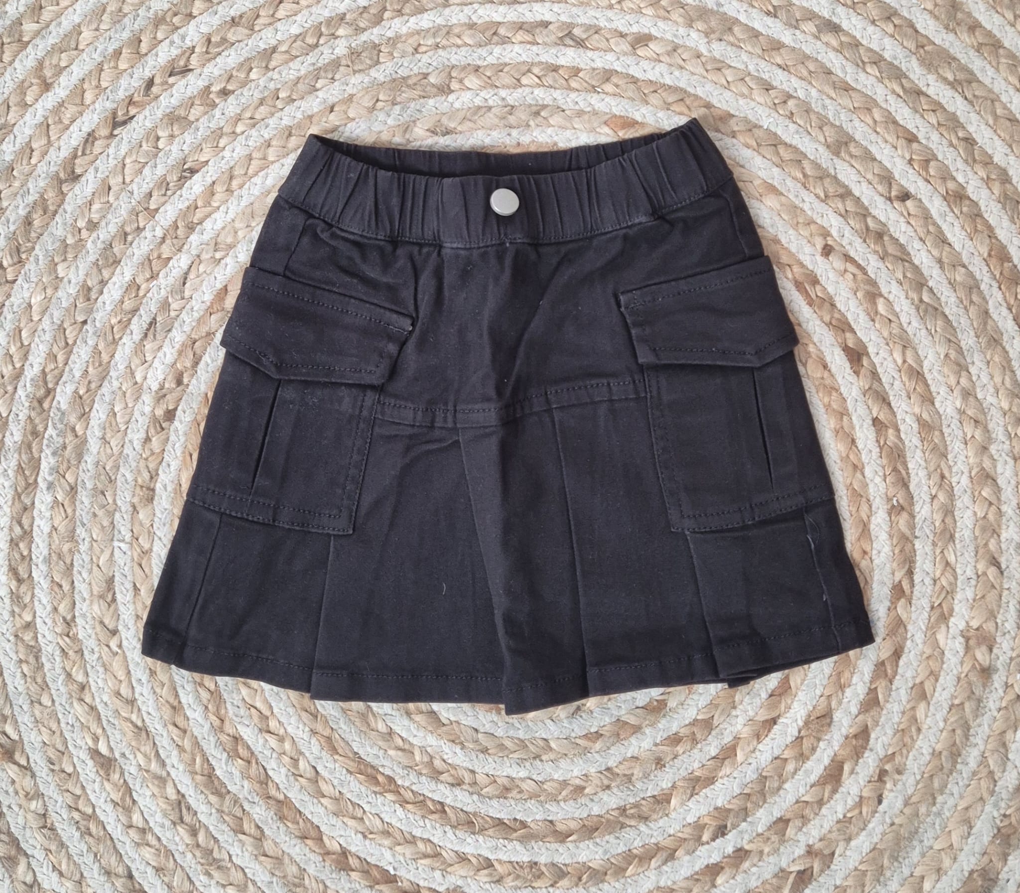 Falda bolsillos negra