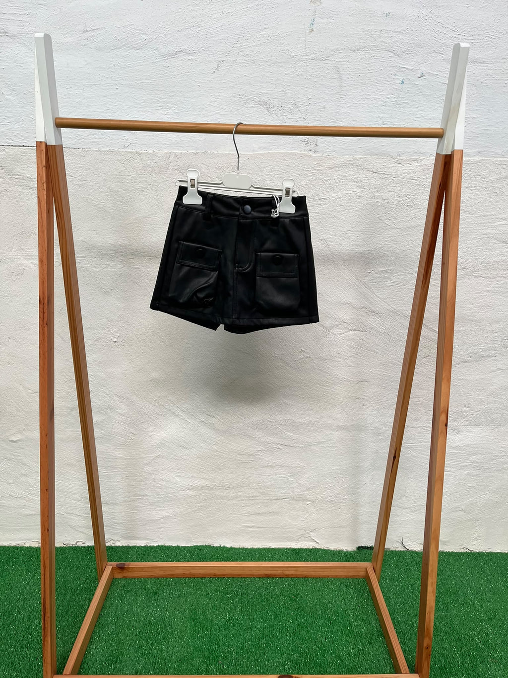 Pantalón polipiel solapa